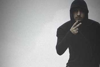 ما اینجاییم روی زمین دور افتاده شایع